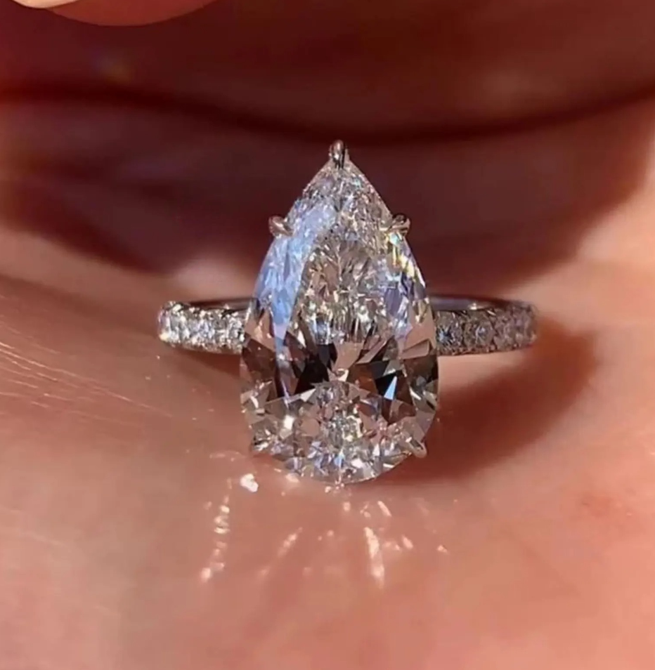 Exquisite Pear-Shaped Lab-Grown Diamond Ring