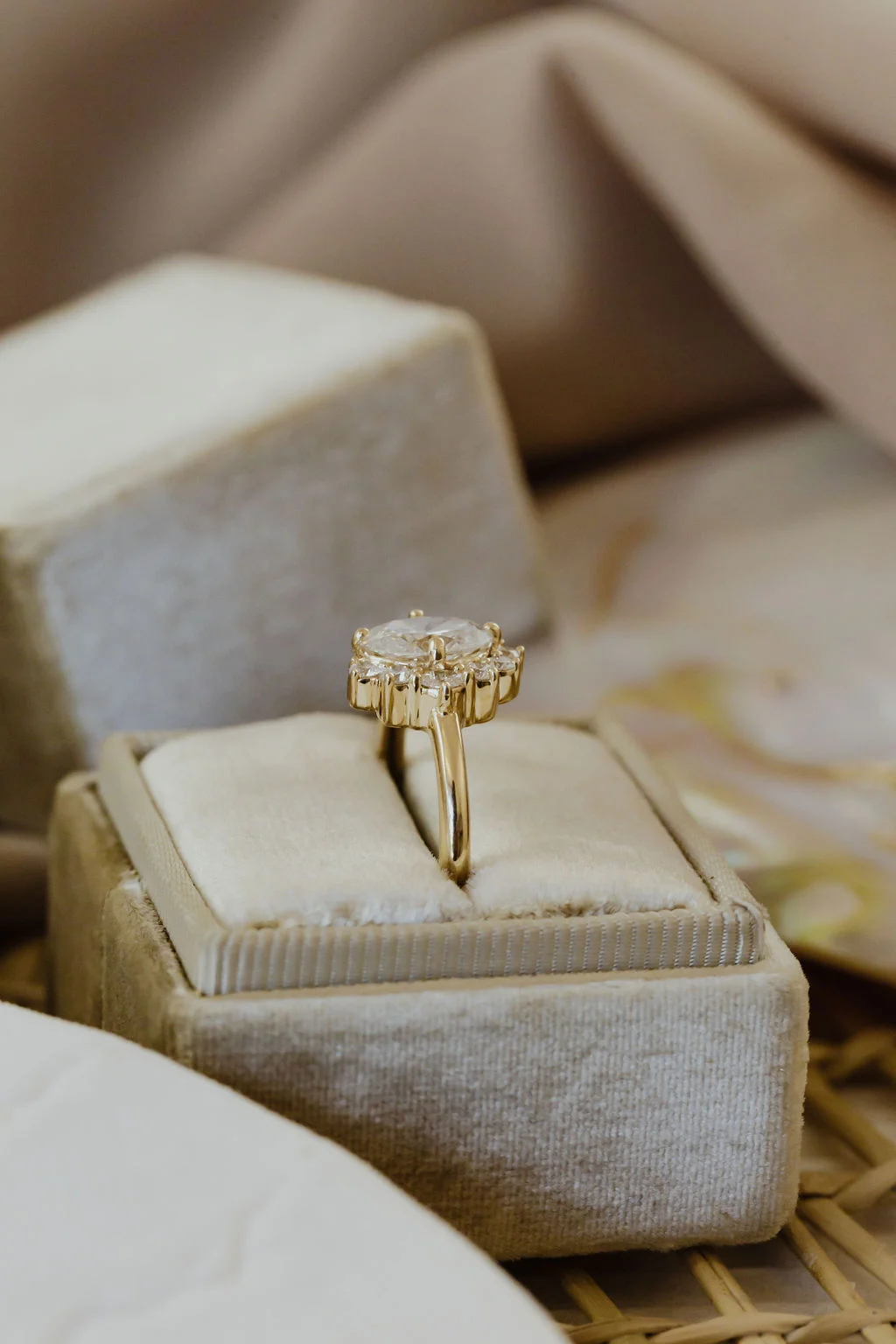 Dazzling Lab Grown Diamond Ring with a 1ct Oval Diamond