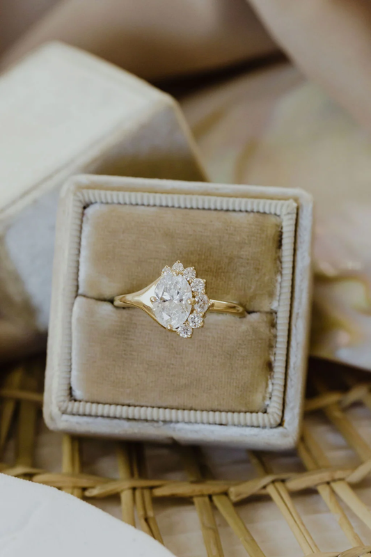 Dazzling Lab Grown Diamond Ring with a 1ct Oval Diamond