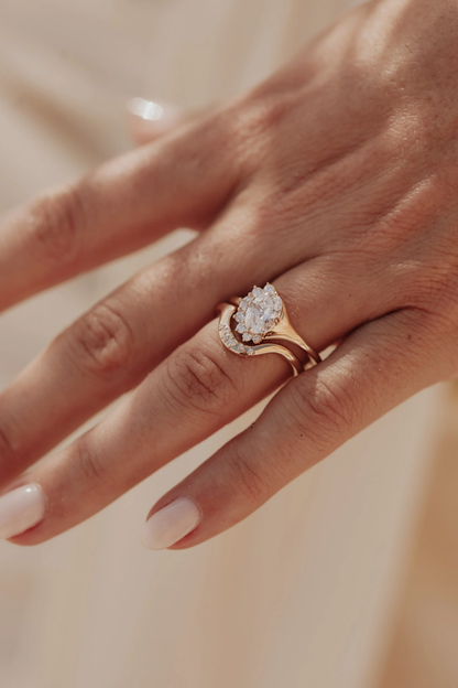 Dazzling Lab Grown Diamond Ring with a 1ct Oval Diamond